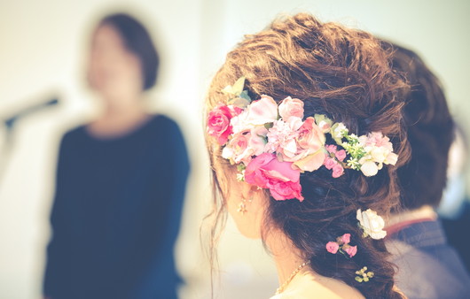 花嫁の髪飾り 造花と生花のメリットデメリットは らしさwedding コンセプト チーム選びからはじまるウェディング