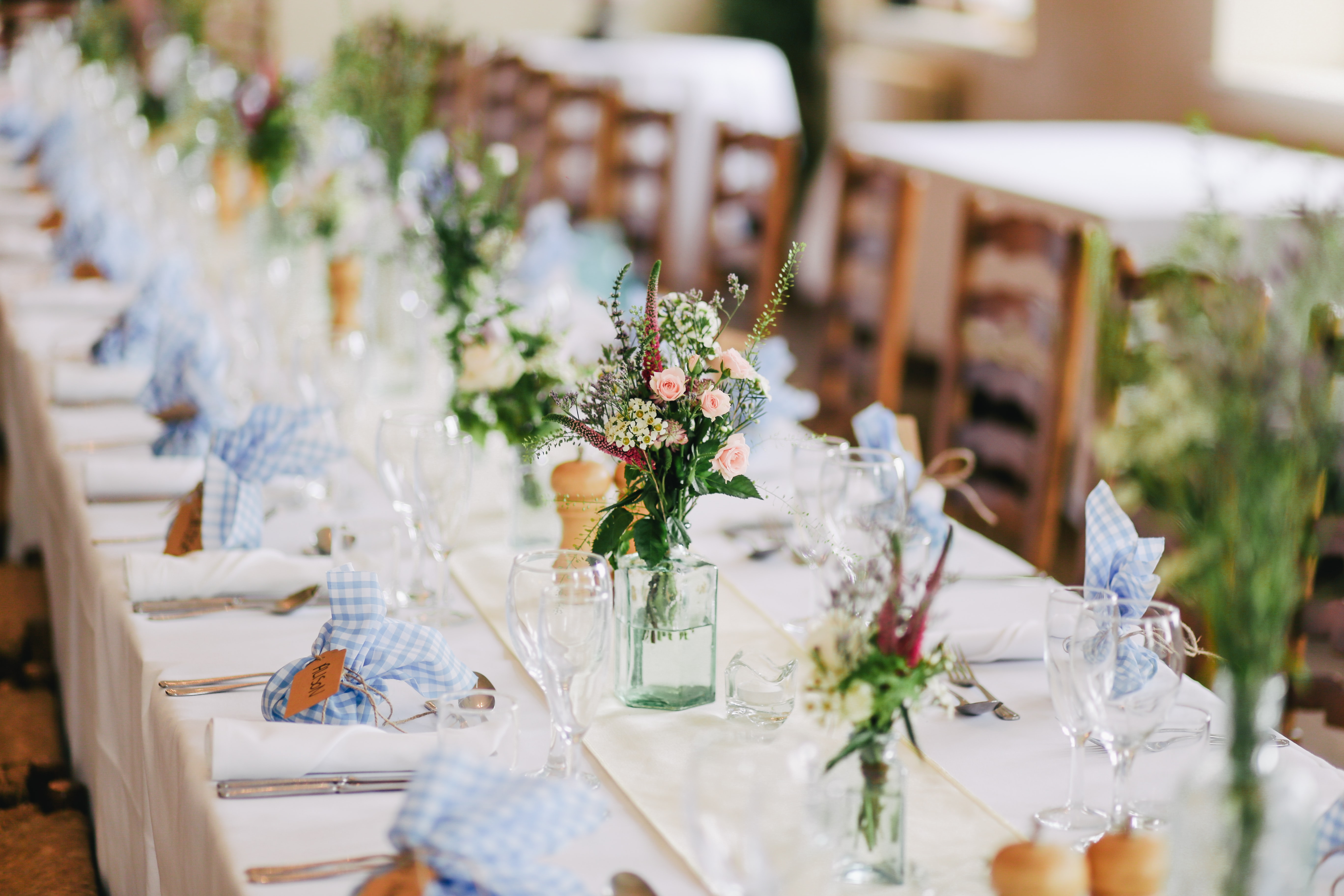 結婚式テーマはナチュラル ゲストの目線を惹きつけるお手本ゲストテーブル装花 らしさwedding コンセプト チーム選びからはじまるウェディング