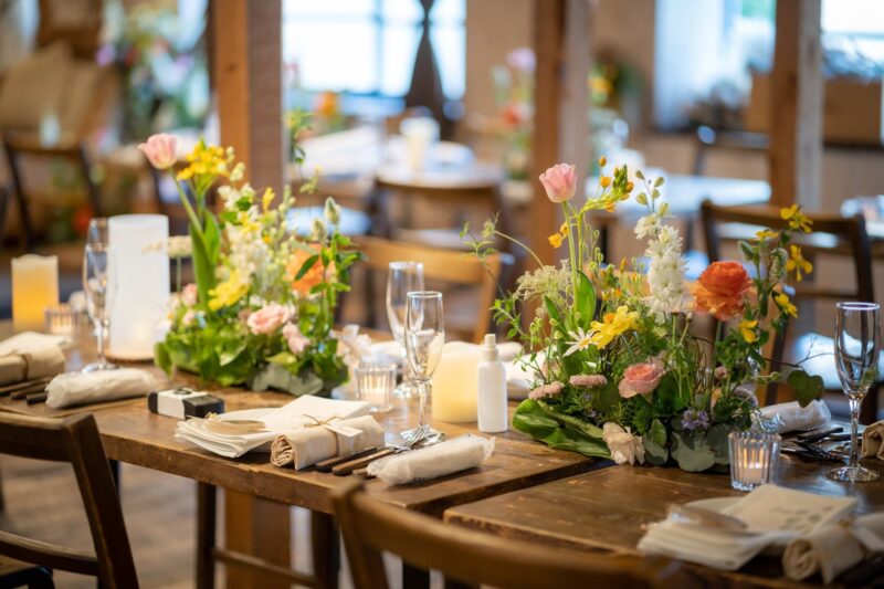 ファンスペースダイナー　結婚式　ゲストテーブル装花